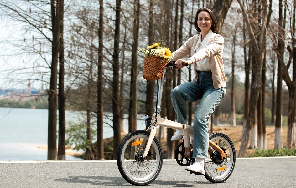 Schwarzer Fahrrad-Gepäckträger und Schutzblech-Set, kompatibel mit E-Bike, auf weißem Hintergrund.