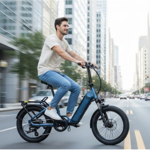 Junger Mann fährt ein modernes E-Bike im urbanen Stadtzentrum, Elektromobilität, Citybike