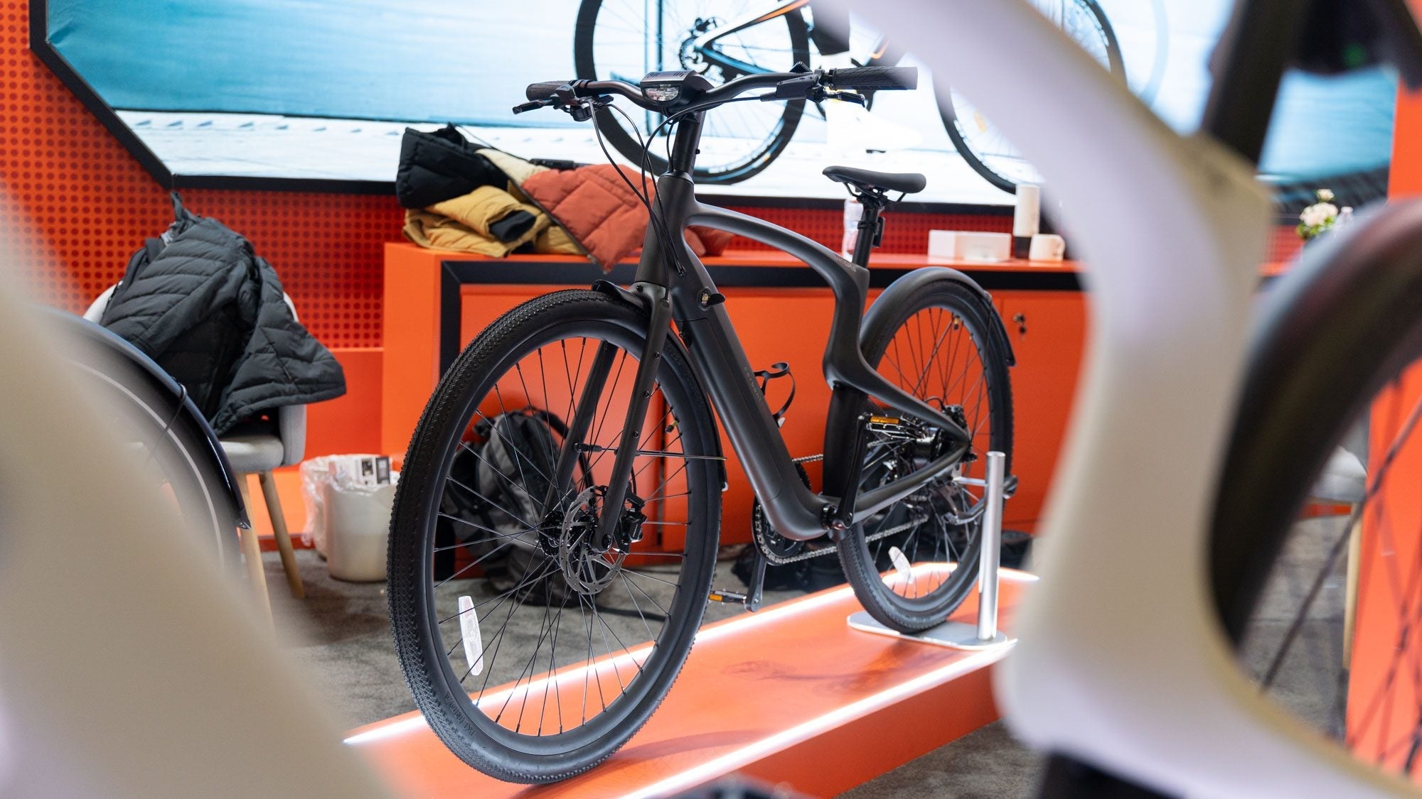 Junger Mann mit Rucksack auf Stadtstraße bei Sonnenuntergang, daneben Urtopia Fahrradtasche für Gepäckträger, Angebotspreis hervorgehoben.