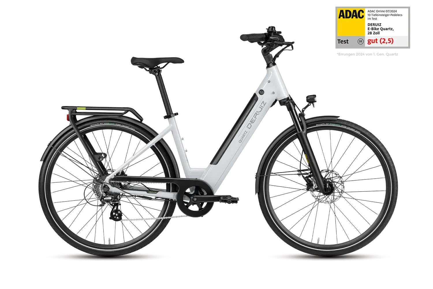 Modernes weiß-schwarzes E-Bike mit tiefem Einstieg, Gepäckträger und ADAC Testurteil gut.