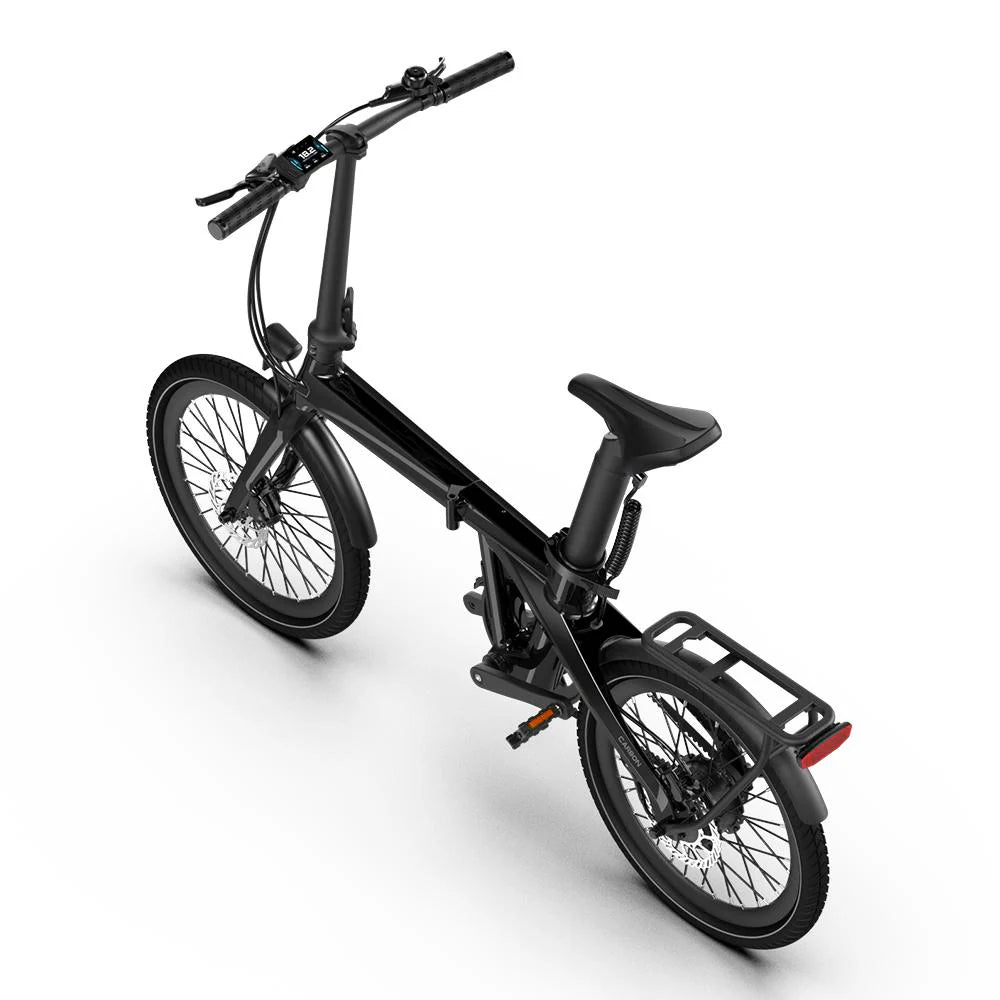 Schwarzes E-Bike, zusammenklappbar, mit Gepäckträger und LCD-Display auf weißem Hintergrund.