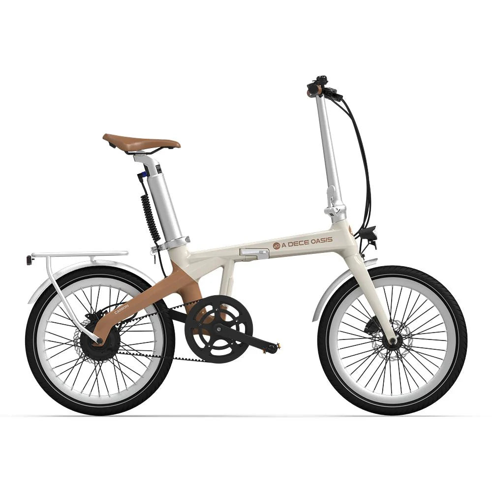 Modernes klappbares E-Bike in Beige-Braun mit Gepäckträger und Federsattel, freigestellt.